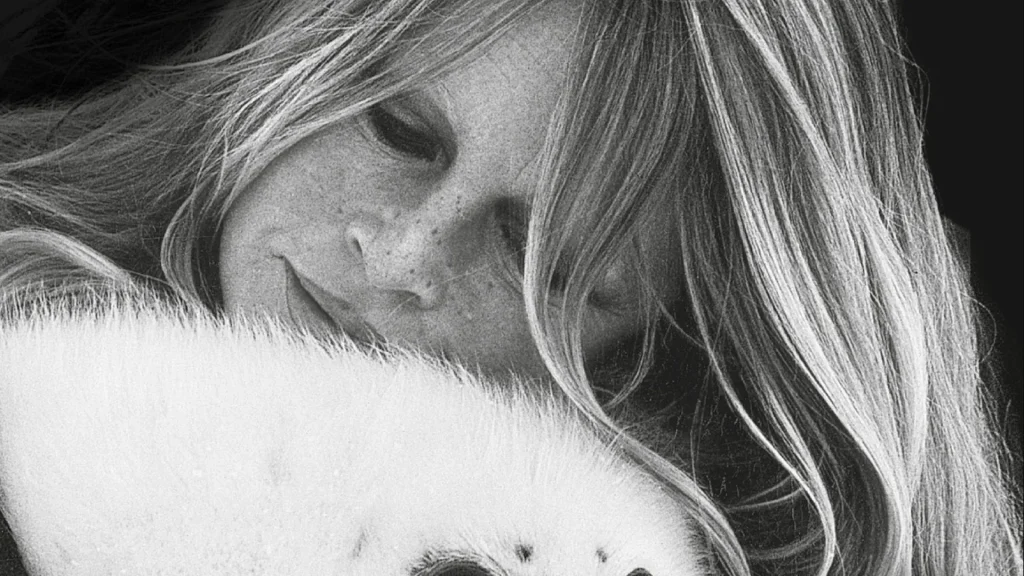hommage Brigitte Bardot cause animale : Brigitte Bardot tenant un bébé phoque, symbole de son combat pour la protection animale