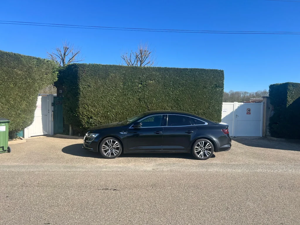 taxi animalier devant le Domaine d’Orphée Essarts-le-Roi Yvelines