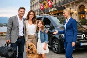 Famille avec enfant et chien cocker anglais accueillie par une chauffeuse devant un van Mercedes noir devant un hôtel de luxe à Genève pour un taxi animalier Paris Genève